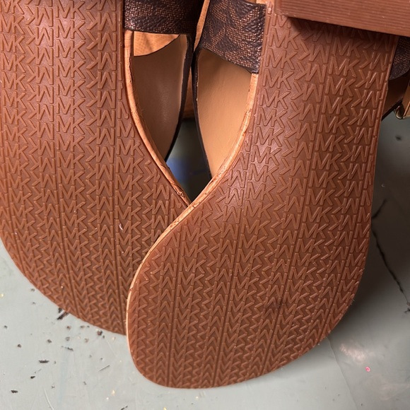 Women’s sandals does not have tags, but they have never been worn - Picture 5 of 9